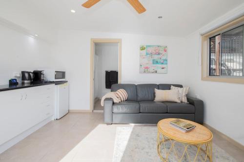 Tuggerawong Casa | Lake House Studio - A Peaceful Waterfront Hideaway