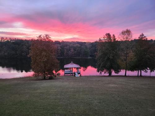 Phil Campbell Casa | Lake House