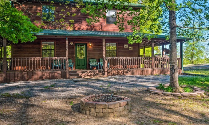 Byrdstown Casa | Lake House w/ Hot Tub + Fire Pit - 1 Mi to Marina!