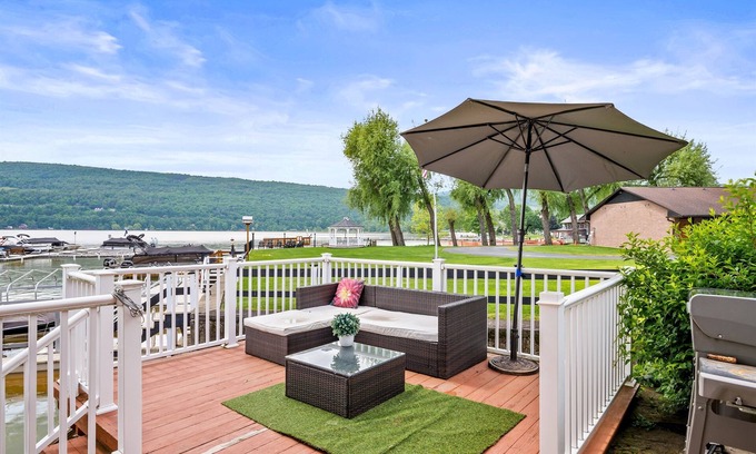 Hammondsport Casa | Lake House | Walking Distance to Town | Sleeps 10