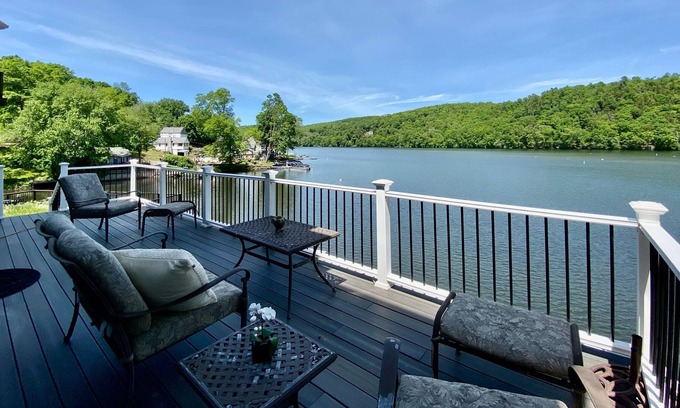 South Britain Casa | Lake house! Waterfront paradise