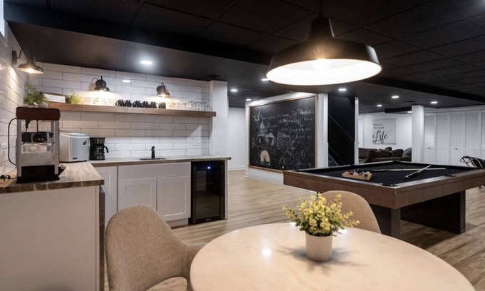 Athens Casa | Lake house with a game room