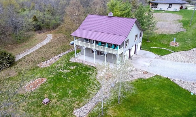 Moravia Casa | Lake House with a private trail to the beach!