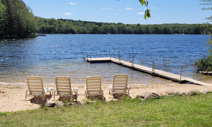 Le Roy Casa | Pacífica familia Lake House en todos los deportes Sunrise Lake, cerca de Cadillac MI (LeRoy)