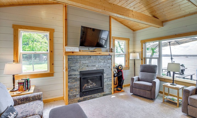 Nisswa Cabina | Lake Hubert Cabin w/ Private Deck + Boat Dock