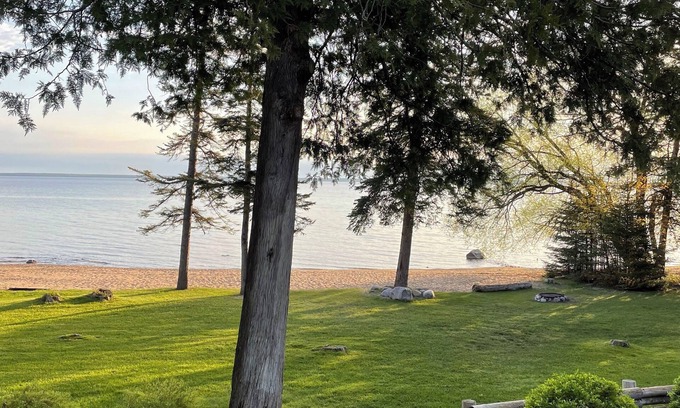 Cheboygan Casa | Vista del puente Mackinac, a 8 millas de Mac. ¡Ciudad! Se admiten perros