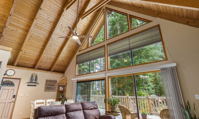 Easton Cabina | Lake Kachess area family cabin, pet friendly, beautiful views.