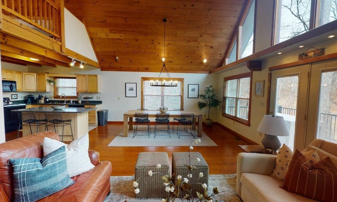 Seneca Cabina | Lake Keowee Cabin: Peaceful and Bright