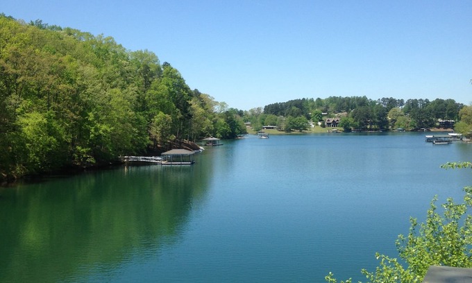 Seneca Condominio | Lake Keowee Condo con excelentes vistas, piscina al aire libre cerca de Clemson y Marina.