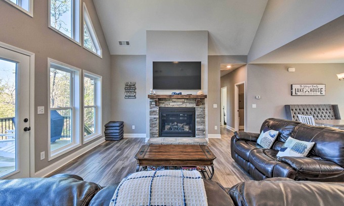 Seneca Casa | Lake Keowee Getaway: Boat Dock, Deck, Grill!
