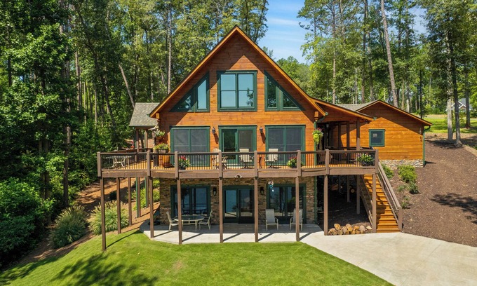 Seneca Casa | Lake Keowee l Waterfront Log home with dock and only 20 min to Clemson