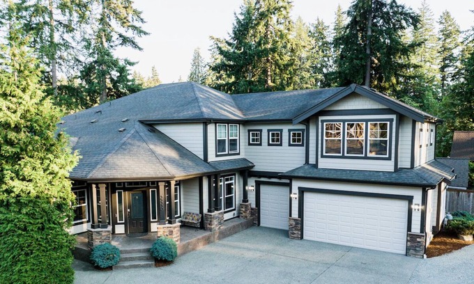 Lakeland South Casa | Lake Killarney Waterfront Craftsman Style House.