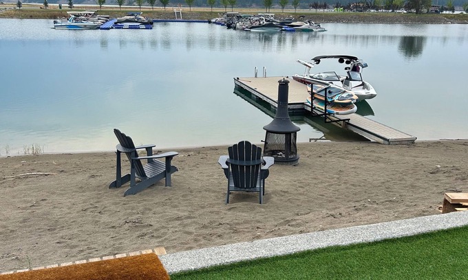 East Kootenay Cabaña | Lake Koocanusa Beach-C/W dock