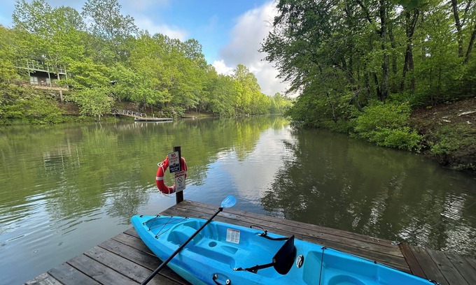 Mentone Casa | Lake Lahusage Private Dock, Kayaks, Lake Mat: Getaway in Shasta Camper