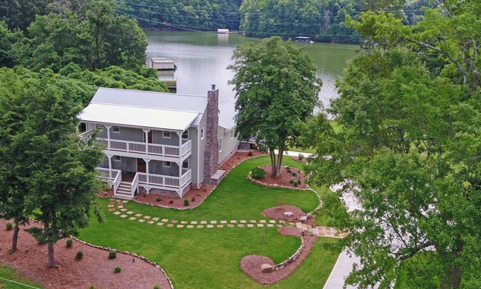 Gainesville Casa | Lake Lanier Farmhouse near Olympic Rowing Venue