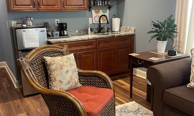 Gainesville Casa | Lake Lanier Home. 1 BR APT. with dock on private cove. 35 minutes to Dahlonega.