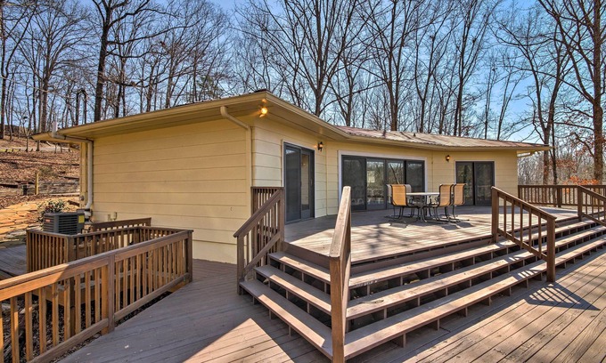 Gainesville Casa | Lake Lanier Home w / Dock, estacionamiento de botes y parrilla!