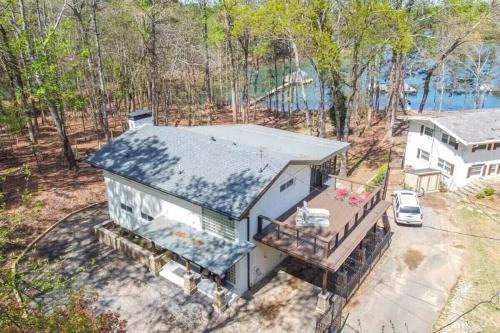 Flowery Branch Chalet De Esquí | Lake Lanier, Lakefront, Boating, Hot Tube, Games, Luxury, Family, Friends, Hiking, Fishing and Birdwatching