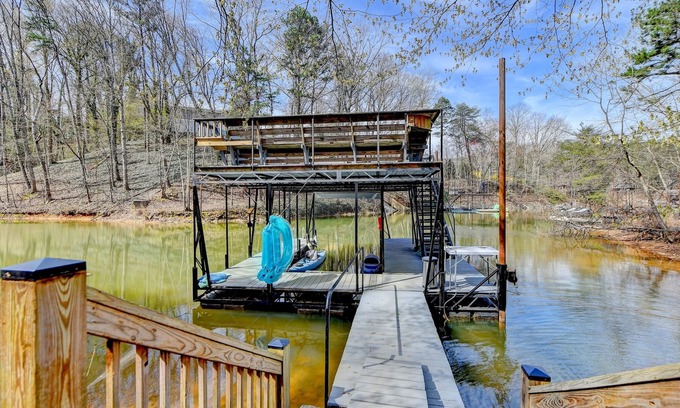 Gainesville Casa | lake lanier lakefront with private dock, king bed, pet friendly