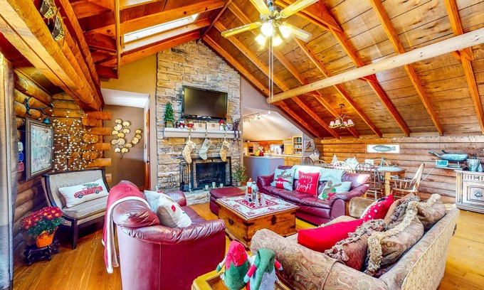 Gainesville Casa | Lake Lanier Log House with Water Views & Screened Porch