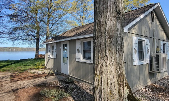 Traverse City Cabaña | Lake Leelanau Waterfront Cottage con Mini Harbor - Cerca de Traverse City!