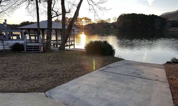 Rainbow City Casa | Lake Life! 4 BR Waterfront Home on Neely Henry