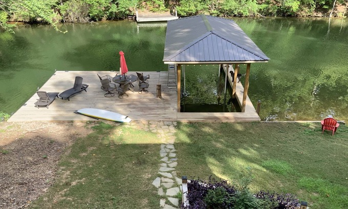 Smith Mountain Estates Casa | Frente de agua con muelle en Lake Martin