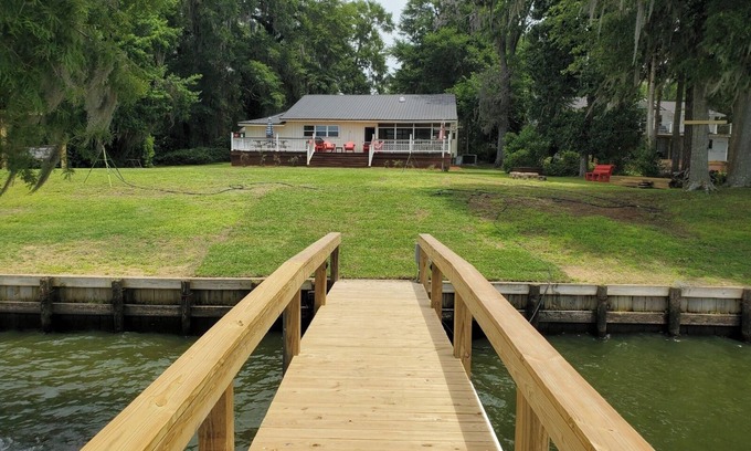 Summerton Casa | Lake life paradise! Spacious 5 bedroom lakefront with new covered dock