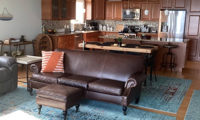 Geneva-on-the-Lake Condominio | Lake Life-The beach is your back yard ! 3br/3bath