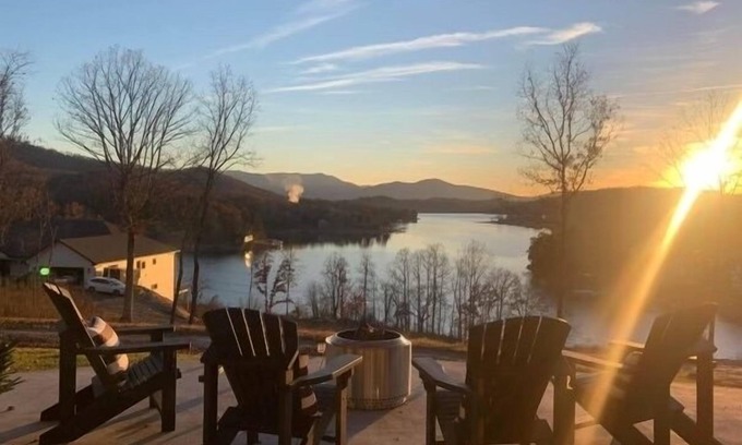 Hayesville Apartamento | Lake living at its best!