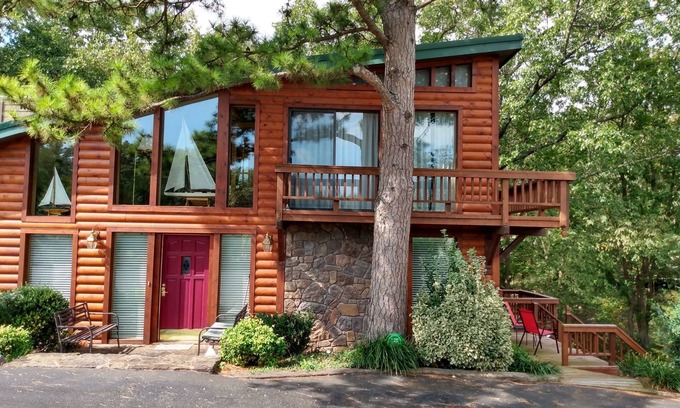Grove Cabina | Lake lodge with Grand Lake views close to marina and Honey Creek Hive Mini Golf