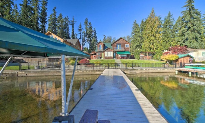 Eatonville Casa | Lake Lovers Oasis Hot Tub and Mt Rainier View!