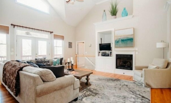Penhook Casa | Lake luxury: Hot tub, Wifi, ping pong, pool, air hockey table