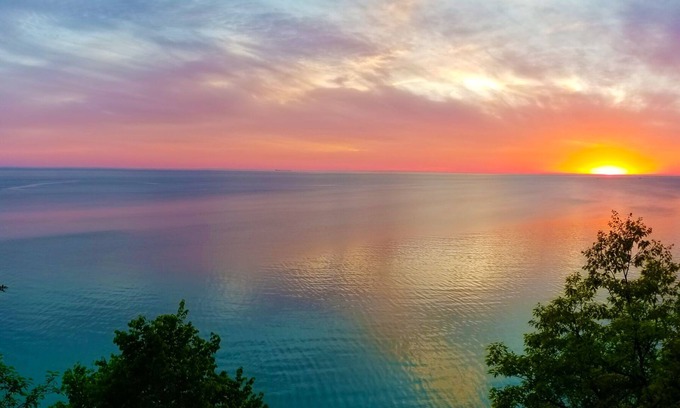 Frankfort Cabaña | 105 'de la playa privada del lago MI. Reserve en octubre para obtener los mejores colores de otoño.