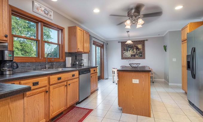 Bridgman Casa | SW Mi Getaway w / Hot Tub - Cerca de las playas del lago Mi, golf, cervecerías y enoturismo