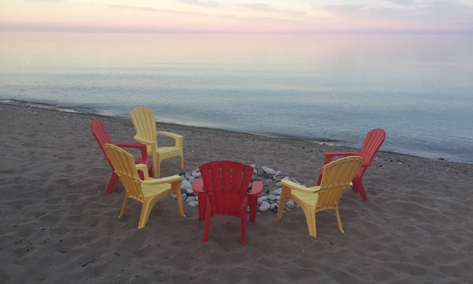 Sturgeon Bay Casa | Lake Michigan Beach Home w / 107 'de playa privada de arena! ¡Mascotas bienvenidas! 🐾