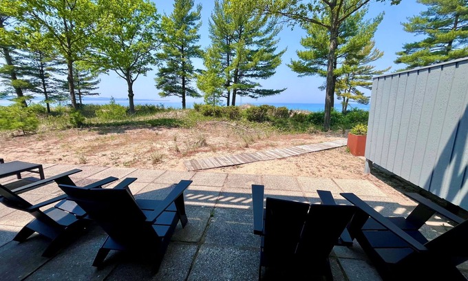 Glen Arbor Casa | Lake Michigan Beachfront Luxury Condo at The Homestead in Glen Arbor