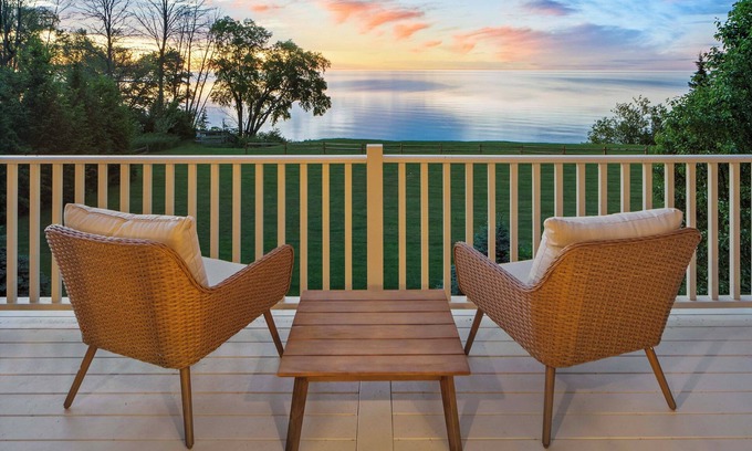 Newton Casa | Lake Michigan Gem: Private Beach & Game Room