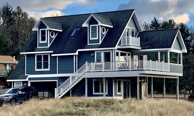 Shelby Casa | Lake Michigan - Newer Cottage / Home A few steps from Lake Michigan's Beach