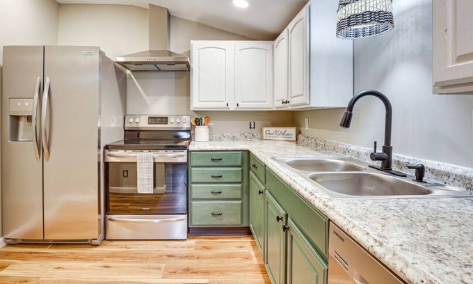 Craig Beach Casa | Lake Milton 1 Block From Beach With A Hot Tub!