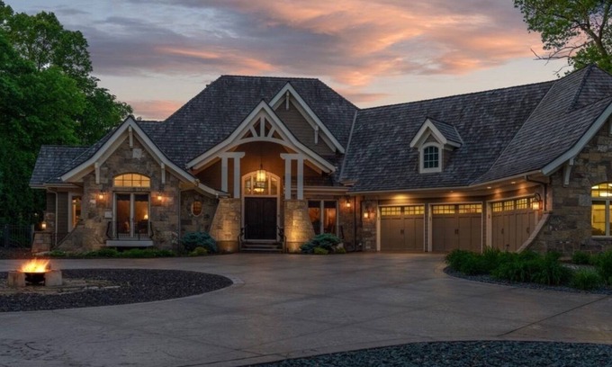 Navarre Casa | Lake Minnetonka, Maple Ridge Manor-Sleeps 18, Lake, Dock & Private Pool & spa