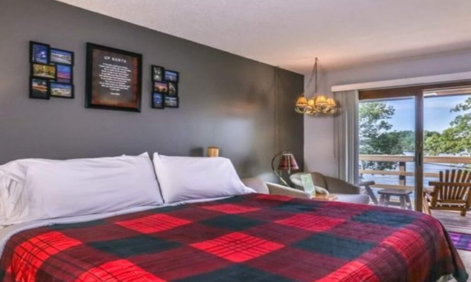 Minocqua Condominio | Lake Minocqua 2nd floor studio with boat slip/on snowmobile trail