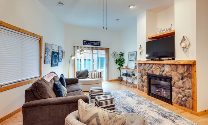 Minocqua Condominio | Lake Minocqua Condo w/ Shared Fire Pit!