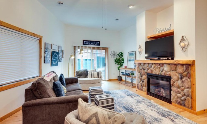 Minocqua Apartamento | Lake Minocqua Condo with Shared Fire Pit!