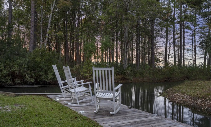 Moncks Corner Casa | Alquiler de vacaciones frente al lago con embarcadero privado!
