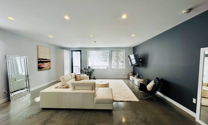 Nelson Casa | Lake & Mountain View Modern house, 25km to SkiHill, 2km to lake, 3km to downtown
