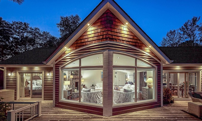Muskoka Lakes Cabaña | Lake Muskoka, 6 bdrm, 5 bath, level land, sandy beach, sauna, coach house!