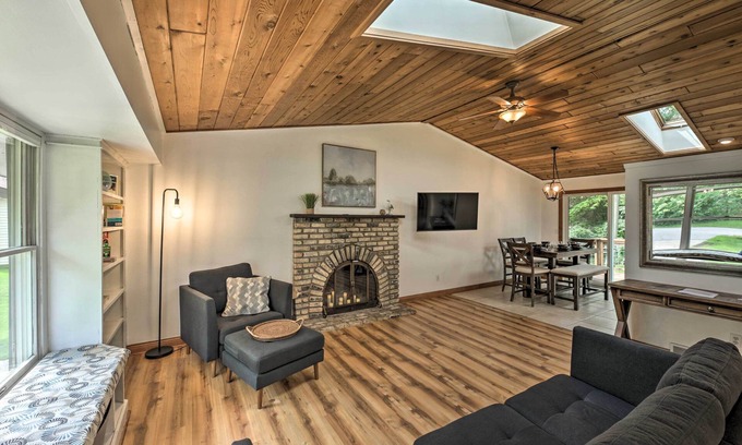 Delafield Casa | Lake Nagawicka Home - 2 Blocks to Boat Launch