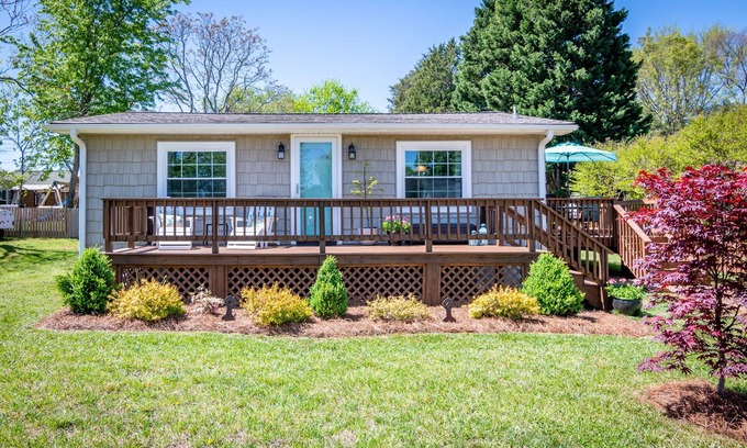 Mayhew Cabaña | Lake Norman getaway steps away from Marina!