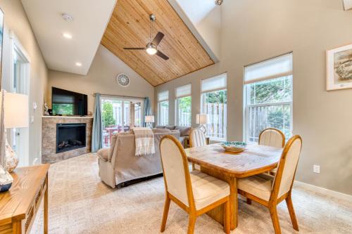 Rockaway Beach Casa | Lake & Ocean